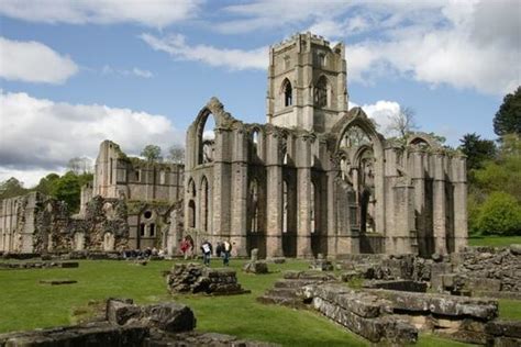 Das Fountains Abbey: Ein majestätisches Klosterruine inmitten der Yorkshire Dales!