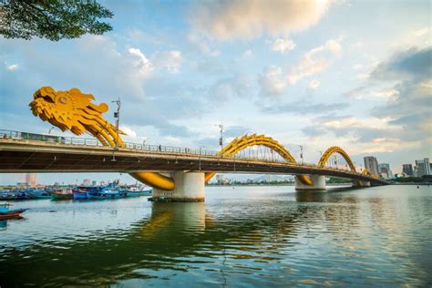  Das Rồng-Brücke: Eine Drachenlegende über dem Fluss