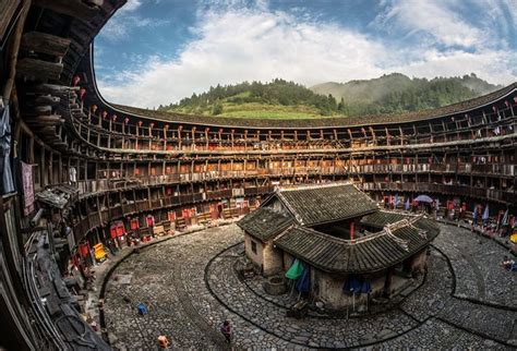 Die Hakka-Tulpenburg – Ein farbenfrohes Symbol der Meizhou-Kultur!