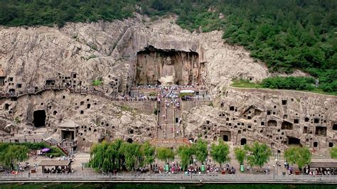  Die Longmen Grotten: Ein Meisterwerk der Steinschnitzkunst durch die Jahrhunderte!