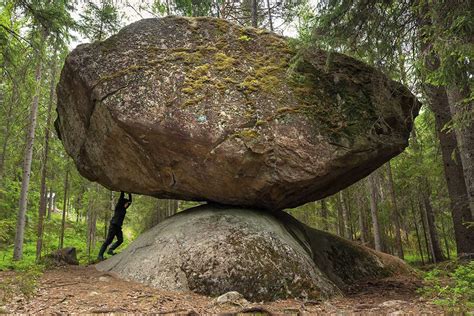 Die Longquan-Felsformationen: Spektakuläre Steingebilde inmitten einer üppigen Landschaft!