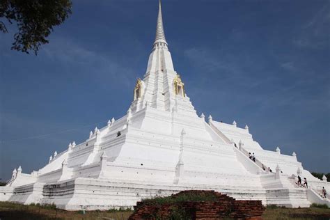  Wat Phu Khao Thong: Eine Glitzernde Schatztruhe voller Geschichte und Magie!