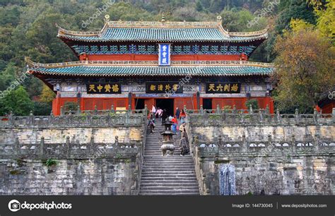  Der Wudangshan Tempel: Ein spiritueller Rückzugsort voller Geschichte und mystischer Schönheit!